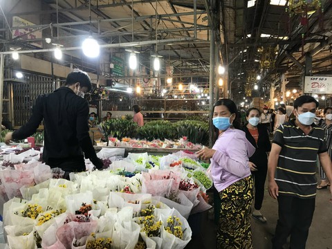 Rau quả, thịt... đầy chợ giá phải chăng, hoa tăng giá... 40% - Ảnh 7. Rau quả, thịt... đầy chợ giá phải chăng, hoa tăng giá... 40% - Ảnh 7.