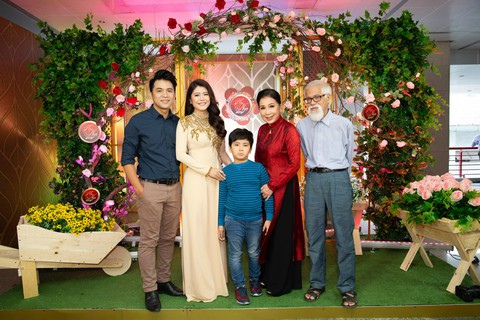 Nghệ sĩ Kim Xuân, Thu Trang - Tiến Luật và những ngày Tết dành cho gia đình - Ảnh 2. Nghệ sĩ Kim Xuân, Thu Trang - Tiến Luật và những ngày Tết dành cho gia đình - Ảnh 2.
