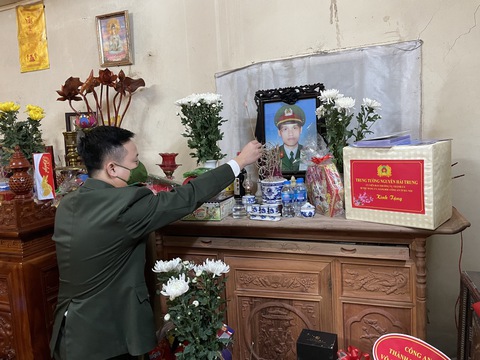 Thăm hỏi gia đình liệt sĩ hi sinh trong thực thi nhiệm vụ cứu nạn cứu hộ - Ảnh 1. Thăm hỏi gia đình liệt sĩ hi sinh trong thực thi nhiệm vụ cứu nạn cứu hộ - Ảnh 1.