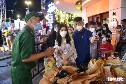 Mở cửa đón khách, đường sách, đường hoa TP.HCM nhộn nhịp, nhiều sắc màu - Ảnh 2. Mở cửa đón khách, đường sách, đường hoa TP.HCM nhộn nhịp, nhiều sắc màu - Ảnh 2.
