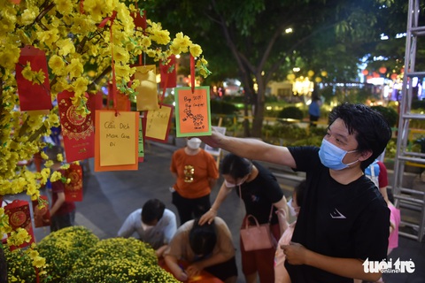 Mở cửa đón khách, đường sách, đường hoa TP.HCM nhộn nhịp, nhiều sắc màu - Ảnh 8. Mở cửa đón khách, đường sách, đường hoa TP.HCM nhộn nhịp, nhiều sắc màu - Ảnh 8.