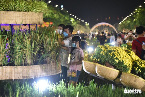 Mở cửa đón khách, đường sách, đường hoa TP.HCM nhộn nhịp, nhiều sắc màu - Ảnh 7. Mở cửa đón khách, đường sách, đường hoa TP.HCM nhộn nhịp, nhiều sắc màu - Ảnh 7.