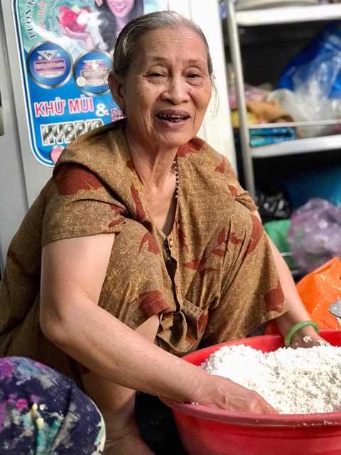 Cùng gia đình tiếp nối truyền thống nhà tôi 3 đời gói bánh chưng, bánh tét - Ảnh 4. Cùng gia đình tiếp nối truyền thống nhà tôi 3 đời gói bánh chưng, bánh tét - Ảnh 4.