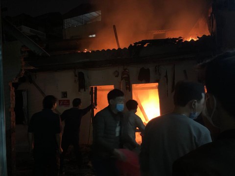 Bình gas phát nổ hất tung mái nhà trọ, 3 người chết - Ảnh 1. Bình gas phát nổ hất tung mái nhà trọ, 3 người chết - Ảnh 1.
