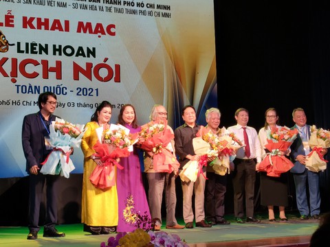 Liên hoan kịch nói toàn quốc 2021: Sân khấu kết hợp kỹ thuật điện ảnh khiến khán giả bất ngờ - Ảnh 1. Liên hoan kịch nói toàn quốc 2021: Sân khấu kết hợp kỹ thuật điện ảnh khiến khán giả bất ngờ - Ảnh 1.