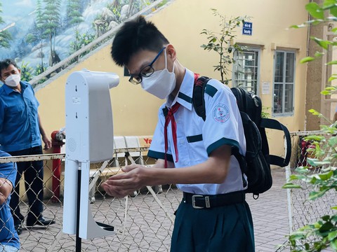 Một trường ở quận Tân Phú yêu cầu học sinh có xét nghiệm âm tính mới được đi học lại - Ảnh 1. Một trường ở quận Tân Phú yêu cầu học sinh có xét nghiệm âm tính mới được đi học lại - Ảnh 1.