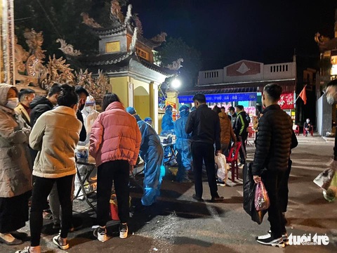 Muốn vào đền thắp hương ngày mùng 1, khách buộc phải ‘ngoáy mũi’ - Ảnh 1. Muốn vào đền thắp hương ngày mùng 1, khách buộc phải ‘ngoáy mũi’ - Ảnh 1.