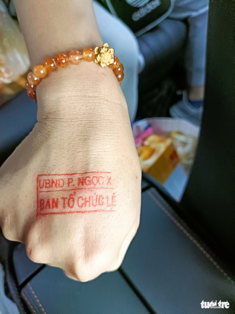 Muốn vào đền thắp hương ngày mùng 1, khách buộc phải ‘ngoáy mũi’ - Ảnh 3. Muốn vào đền thắp hương ngày mùng 1, khách buộc phải ‘ngoáy mũi’ - Ảnh 3.