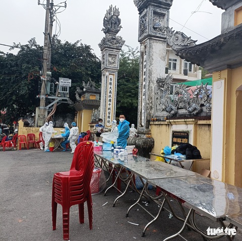 Muốn vào đền thắp hương ngày mùng 1, khách buộc phải ‘ngoáy mũi’ - Ảnh 2. Muốn vào đền thắp hương ngày mùng 1, khách buộc phải ‘ngoáy mũi’ - Ảnh 2.