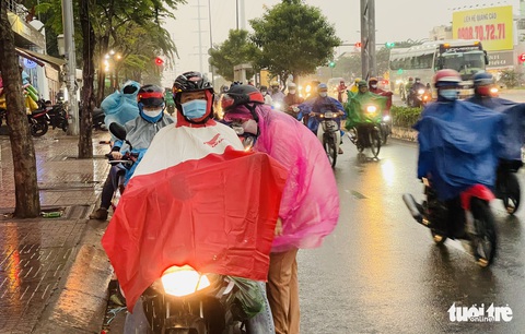 TP.HCM mưa tối trời chiều đầu tuần, thêm triều cường đạt đỉnh tràn bờ - Ảnh 2. TP.HCM mưa tối trời chiều đầu tuần, thêm triều cường đạt đỉnh tràn bờ - Ảnh 2.