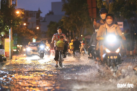 TP.HCM mưa tối trời chiều đầu tuần, thêm triều cường đạt đỉnh tràn bờ - Ảnh 3. TP.HCM mưa tối trời chiều đầu tuần, thêm triều cường đạt đỉnh tràn bờ - Ảnh 3.