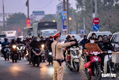 Sau lễ, nhiều tuyến đường vào nội thành Hà Nội ùn tắc kéo dài - Ảnh 3. Sau lễ, nhiều tuyến đường vào nội thành Hà Nội ùn tắc kéo dài - Ảnh 3.