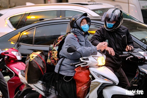 Sau lễ, nhiều tuyến đường vào nội thành Hà Nội ùn tắc kéo dài - Ảnh 4. Sau lễ, nhiều tuyến đường vào nội thành Hà Nội ùn tắc kéo dài - Ảnh 4.