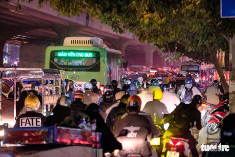Sau lễ, nhiều tuyến đường vào nội thành Hà Nội ùn tắc kéo dài - Ảnh 6. Sau lễ, nhiều tuyến đường vào nội thành Hà Nội ùn tắc kéo dài - Ảnh 6.