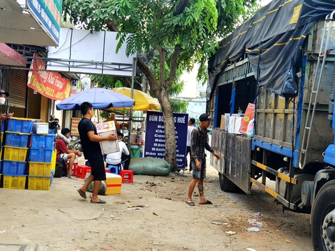 Chạy nước rút giao hàng, nhiều đơn vị phục vụ xuyên Tết - Ảnh 2. Chạy nước rút giao hàng, nhiều đơn vị phục vụ xuyên Tết - Ảnh 2.