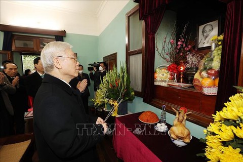 Tổng bí thư Nguyễn Phú Trọng dâng hương tưởng niệm Chủ tịch Hồ Chí Minh - Ảnh 1. Tổng bí thư Nguyễn Phú Trọng dâng hương tưởng niệm Chủ tịch Hồ Chí Minh - Ảnh 1.