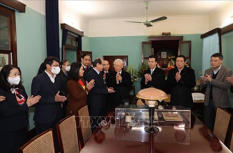 Tổng bí thư Nguyễn Phú Trọng dâng hương tưởng niệm Chủ tịch Hồ Chí Minh - Ảnh 2. Tổng bí thư Nguyễn Phú Trọng dâng hương tưởng niệm Chủ tịch Hồ Chí Minh - Ảnh 2.