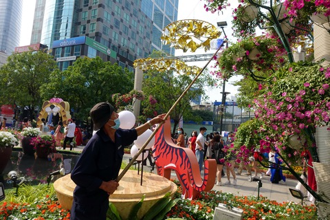 Đường hoa Nguyễn Huệ đảm bảo an toàn - Ảnh 2. Đường hoa Nguyễn Huệ đảm bảo an toàn - Ảnh 2.