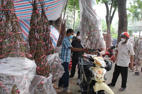 Chợ hoa Tết, người bán, người mua hồi hộp chờ 2 ngày cuối - Ảnh 7. Chợ hoa Tết, người bán, người mua hồi hộp chờ 2 ngày cuối - Ảnh 7.