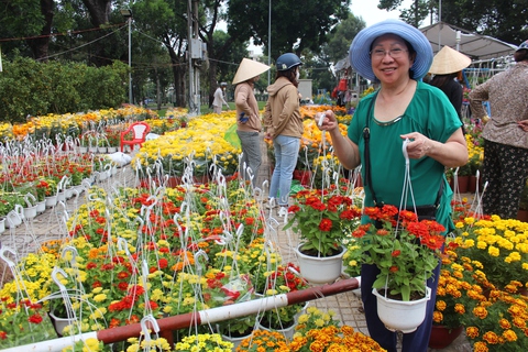 Chợ hoa Tết, người bán, người mua hồi hộp chờ 2 ngày cuối - Ảnh 2. Chợ hoa Tết, người bán, người mua hồi hộp chờ 2 ngày cuối - Ảnh 2.