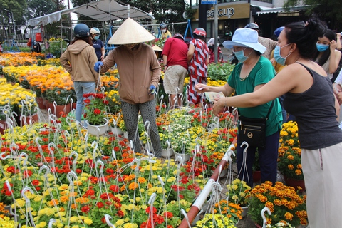Chợ hoa Tết, người bán, người mua hồi hộp chờ 2 ngày cuối - Ảnh 3. Chợ hoa Tết, người bán, người mua hồi hộp chờ 2 ngày cuối - Ảnh 3.