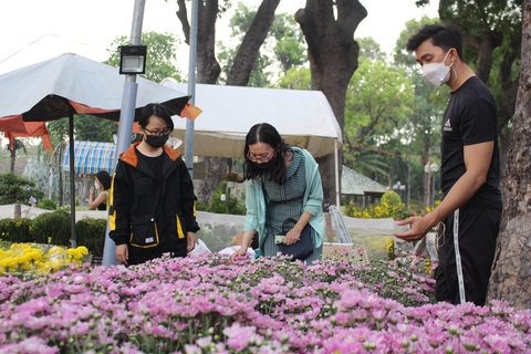 Chợ hoa Tết, người bán, người mua hồi hộp chờ 2 ngày cuối - Ảnh 4. Chợ hoa Tết, người bán, người mua hồi hộp chờ 2 ngày cuối - Ảnh 4.