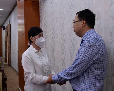 Nghiêng mình tri ân những người vận chuyển bệnh nhân COVID-19 - Ảnh 2. Nghiêng mình tri ân những người vận chuyển bệnh nhân COVID-19 - Ảnh 2.