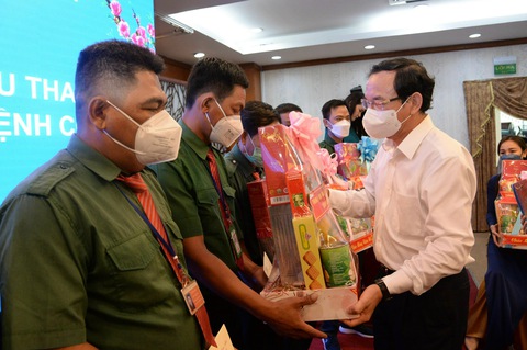 Nghiêng mình tri ân những người vận chuyển bệnh nhân COVID-19 - Ảnh 4. Nghiêng mình tri ân những người vận chuyển bệnh nhân COVID-19 - Ảnh 4.