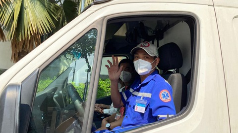 Nghiêng mình tri ân những người vận chuyển bệnh nhân COVID-19 - Ảnh 1. Nghiêng mình tri ân những người vận chuyển bệnh nhân COVID-19 - Ảnh 1.
