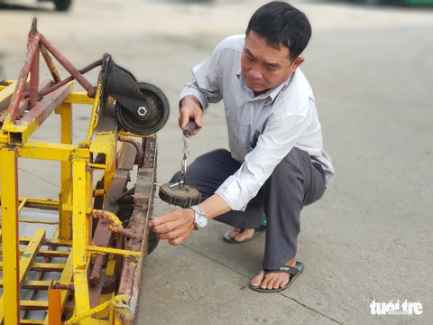 Ông xe ôm 16 năm gom hút đinh, giúp người đi đường tránh đinh tặc - Ảnh 2. Ông xe ôm 16 năm gom hút đinh, giúp người đi đường tránh đinh tặc - Ảnh 2.