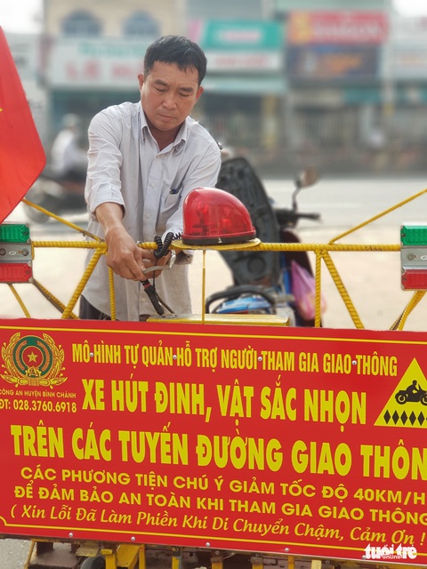 Ông xe ôm 16 năm gom hút đinh, giúp người đi đường tránh đinh tặc - Ảnh 3. Ông xe ôm 16 năm gom hút đinh, giúp người đi đường tránh đinh tặc - Ảnh 3.