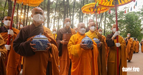 Xá lợi thiền sư Thích Nhất Hạnh được đưa về chùa Từ Hiếu - Ảnh 1. Xá lợi thiền sư Thích Nhất Hạnh được đưa về chùa Từ Hiếu - Ảnh 1.