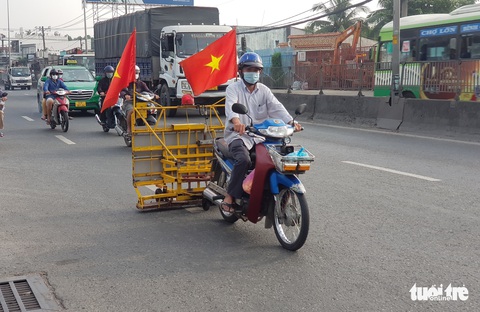 Ông xe ôm 16 năm gom hút đinh, giúp người đi đường tránh đinh tặc - Ảnh 1. Ông xe ôm 16 năm gom hút đinh, giúp người đi đường tránh đinh tặc - Ảnh 1.