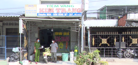 Đến tiệm vàng cướp dây chuyền do thiếu nợ vì chơi game - Ảnh 1. Đến tiệm vàng cướp dây chuyền do thiếu nợ vì chơi game - Ảnh 1.