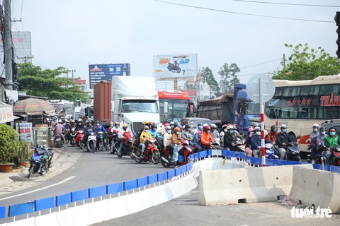Người dân ùn ùn đổ về miền Tây, quốc lộ 1 ùn ứ nghiêm trọng - Ảnh 4. Người dân ùn ùn đổ về miền Tây, quốc lộ 1 ùn ứ nghiêm trọng - Ảnh 4.