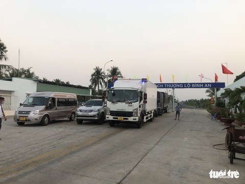 Người dân ùn ùn đổ về miền Tây, quốc lộ 1 ùn ứ nghiêm trọng - Ảnh 2. Người dân ùn ùn đổ về miền Tây, quốc lộ 1 ùn ứ nghiêm trọng - Ảnh 2.