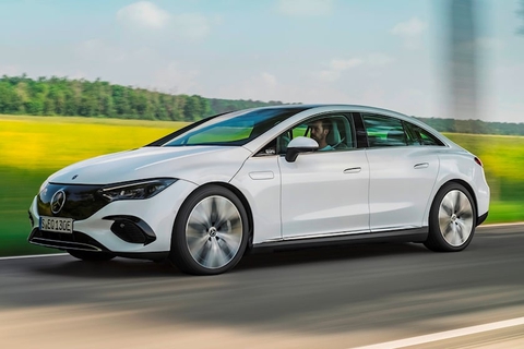 Daimler chính thức đổi tên thành Mercedes-Benz từ mùng 1 Tết - Ảnh 1. Daimler chính thức đổi tên thành Mercedes-Benz từ mùng 1 Tết - Ảnh 1.