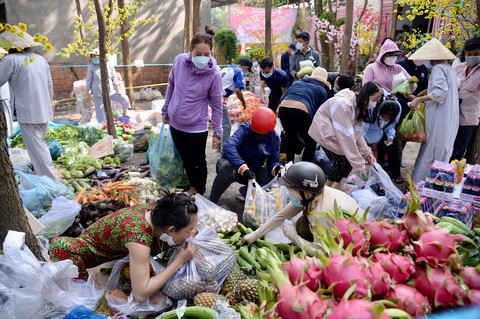Tết nồng ấm với Phiên chợ 0 đồng cho người nghèo và công nhân ở lại - Ảnh 7. Tết nồng ấm với Phiên chợ 0 đồng cho người nghèo và công nhân ở lại - Ảnh 7.