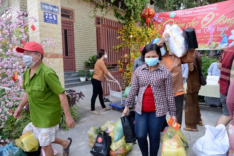 Tết nồng ấm với Phiên chợ 0 đồng cho người nghèo và công nhân ở lại - Ảnh 1. Tết nồng ấm với Phiên chợ 0 đồng cho người nghèo và công nhân ở lại - Ảnh 1.