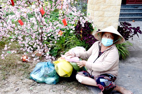 Tết nồng ấm với Phiên chợ 0 đồng cho người nghèo và công nhân ở lại - Ảnh 3. Tết nồng ấm với Phiên chợ 0 đồng cho người nghèo và công nhân ở lại - Ảnh 3.