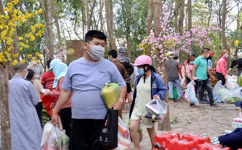 Tết nồng ấm với Phiên chợ 0 đồng cho người nghèo và công nhân ở lại - Ảnh 9. Tết nồng ấm với Phiên chợ 0 đồng cho người nghèo và công nhân ở lại - Ảnh 9.