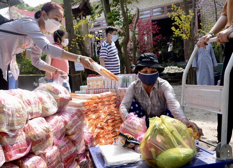 Tết nồng ấm với Phiên chợ 0 đồng cho người nghèo và công nhân ở lại - Ảnh 8. Tết nồng ấm với Phiên chợ 0 đồng cho người nghèo và công nhân ở lại - Ảnh 8.
