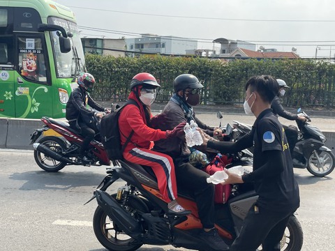 Tặng nước ướp lạnh, sửa xe miễn phí cho bà con trên đường về quê ăn Tết - Ảnh 2. Tặng nước ướp lạnh, sửa xe miễn phí cho bà con trên đường về quê ăn Tết - Ảnh 2.