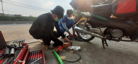 Tặng nước ướp lạnh, sửa xe miễn phí cho bà con trên đường về quê ăn Tết - Ảnh 4. Tặng nước ướp lạnh, sửa xe miễn phí cho bà con trên đường về quê ăn Tết - Ảnh 4.
