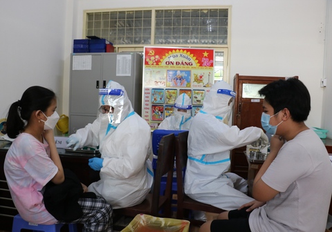 Sóc Trăng tổ chức tiêm vắc xin COVID-19 xuyên Tết - Ảnh 1. Sóc Trăng tổ chức tiêm vắc xin COVID-19 xuyên Tết - Ảnh 1.