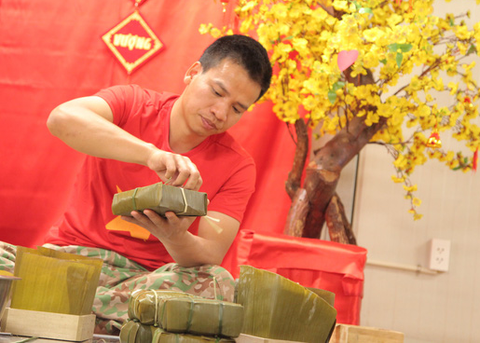 Chiến sĩ gìn giữ hòa bình gói bánh chưng bằng lá chuối, buộc dây bồn bồn - Ảnh 2. Chiến sĩ gìn giữ hòa bình gói bánh chưng bằng lá chuối, buộc dây bồn bồn - Ảnh 2.