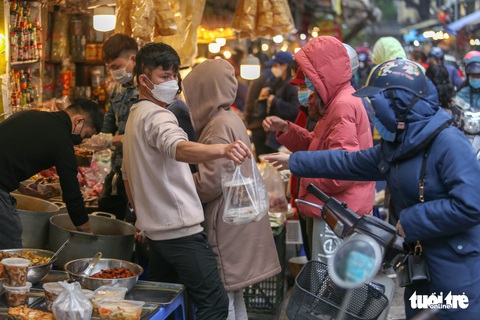 Cuối năm đi sắm Tết xưa ở Hà thành - Ảnh 1. Cuối năm đi sắm Tết xưa ở Hà thành - Ảnh 1.