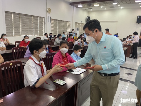 Dẫn bạn nhỏ mồ côi vì COVID-19 đi siêu thị sắm quần áo mới diện Tết - Ảnh 6. Dẫn bạn nhỏ mồ côi vì COVID-19 đi siêu thị sắm quần áo mới diện Tết - Ảnh 6.