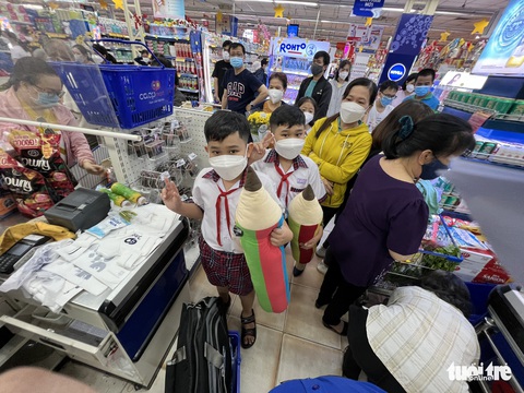 Dẫn bạn nhỏ mồ côi vì COVID-19 đi siêu thị sắm quần áo mới diện Tết - Ảnh 4. Dẫn bạn nhỏ mồ côi vì COVID-19 đi siêu thị sắm quần áo mới diện Tết - Ảnh 4.