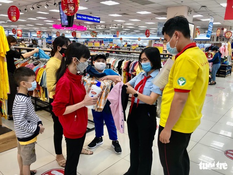 Dẫn bạn nhỏ mồ côi vì COVID-19 đi siêu thị sắm quần áo mới diện Tết - Ảnh 5. Dẫn bạn nhỏ mồ côi vì COVID-19 đi siêu thị sắm quần áo mới diện Tết - Ảnh 5.
